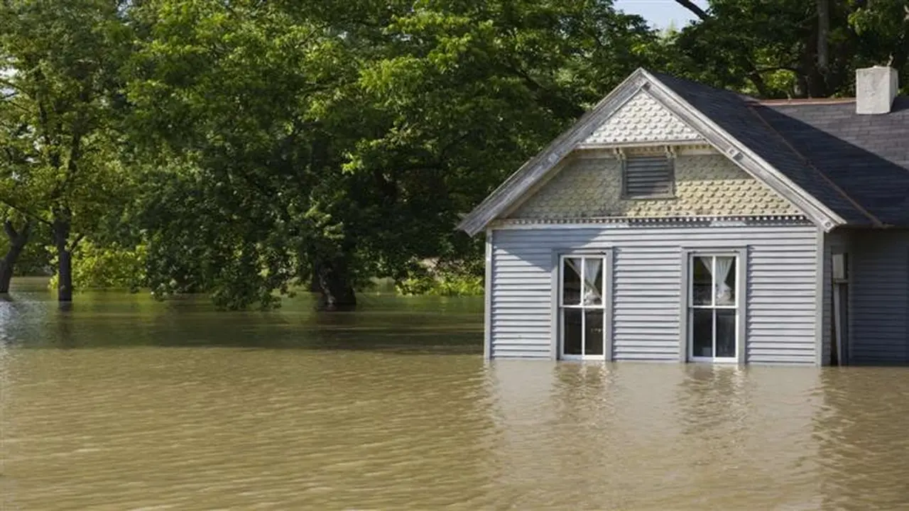 تفسير حلم غرق البيت يشير إلى تحذير العقل الباطن من تهديد وشيك للأمان والاستقرار النفسي